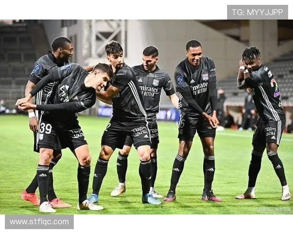 里昂中场组织能力持续提升，近期比赛表现稳健